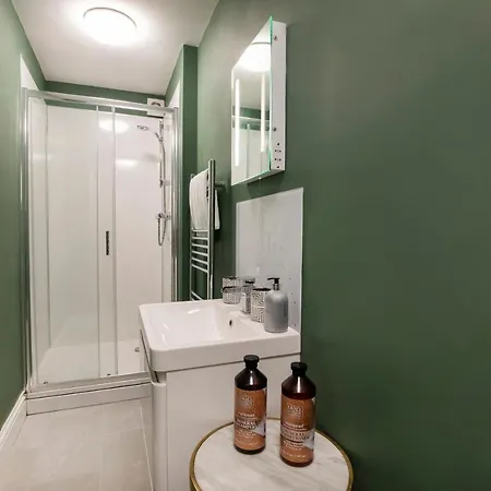 Appartement 8 Blue Bridge- Elegant And Luxurious 1 Bedroom Apt- Free Parking *