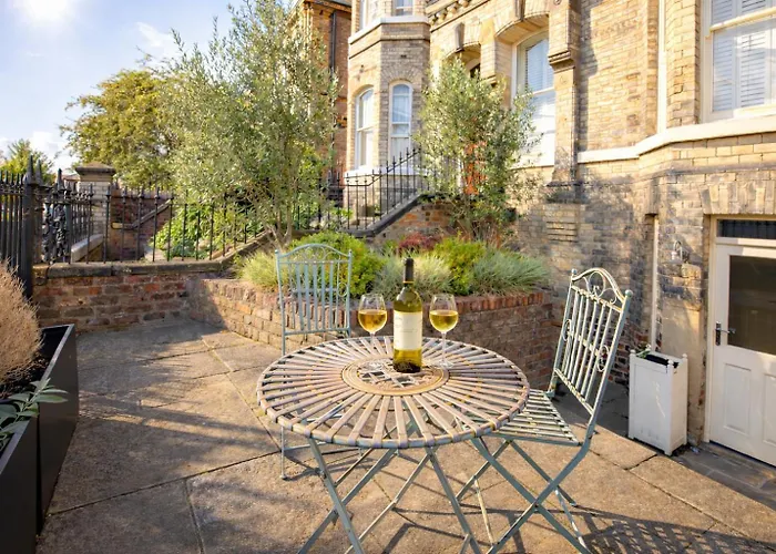 8 Blue Bridge- Elegant And Luxurious 1 Bedroom Apt- Free Parking *